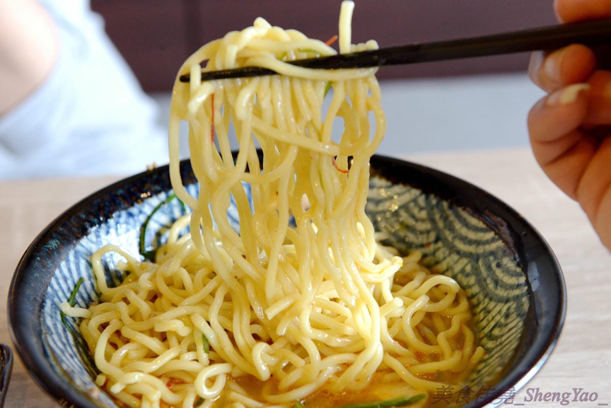 [台中沙鹿]初曉 江戶天麩羅專賣 沙鹿店 – 無疑是沙鹿今年上半年度最厲害的新餐廳了,天麩羅炸物真材實料,麵衣薄且不油膩,吃得出食材鮮味,午茶甜點也很有特色,抹茶系列使用來自日本的京都宇