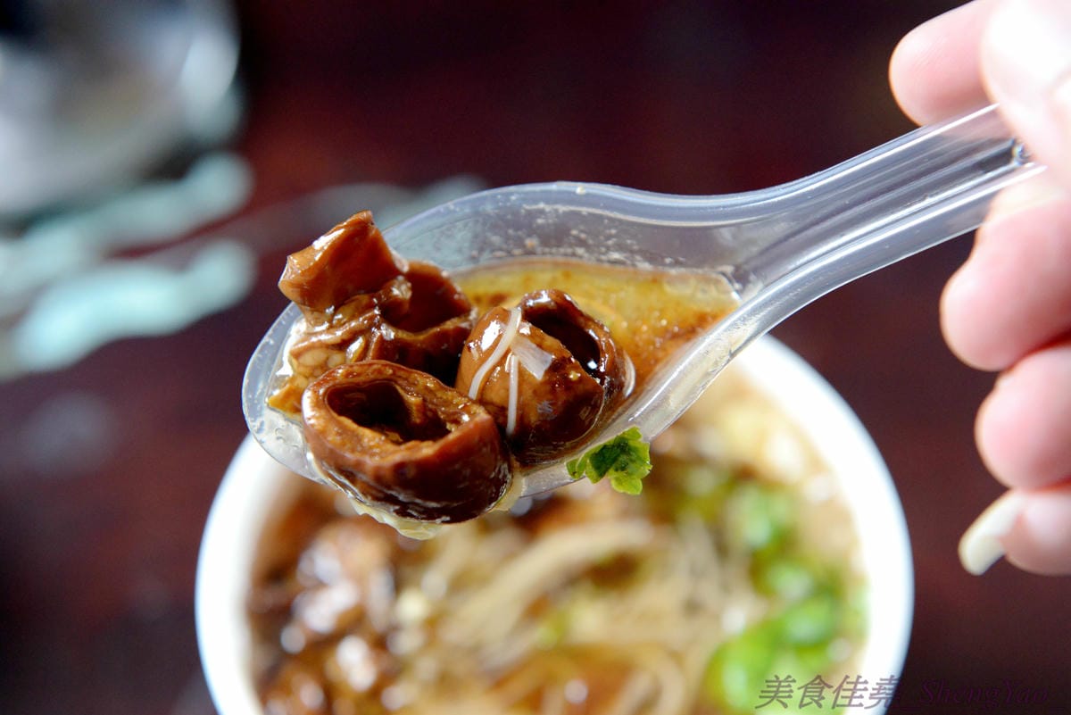 [台中梧棲]梧賀家大腸麵線 – 梧棲老街內新開的大腸麵線,麵線湯頭是用大骨湯頭加上筍絲和蛋花,堅持不加味精,搭配上軟嫩入味的滷大腸和帶有咬勁的肉條,口味上與眾不同。