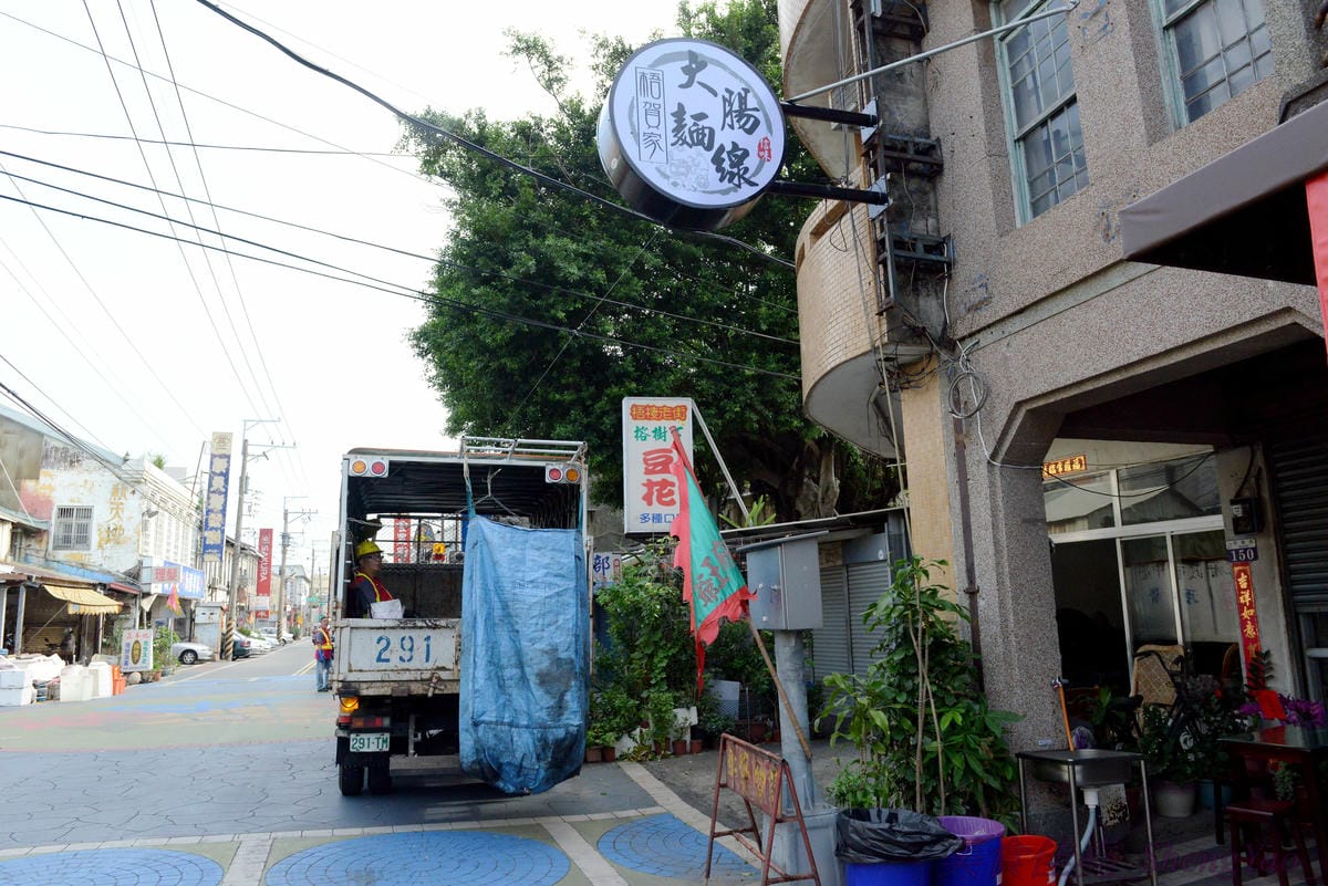 [台中梧棲]梧賀家大腸麵線 – 梧棲老街內新開的大腸麵線,麵線湯頭是用大骨湯頭加上筍絲和蛋花,堅持不加味精,搭配上軟嫩入味的滷大腸和帶有咬勁的肉條,口味上與眾不同。