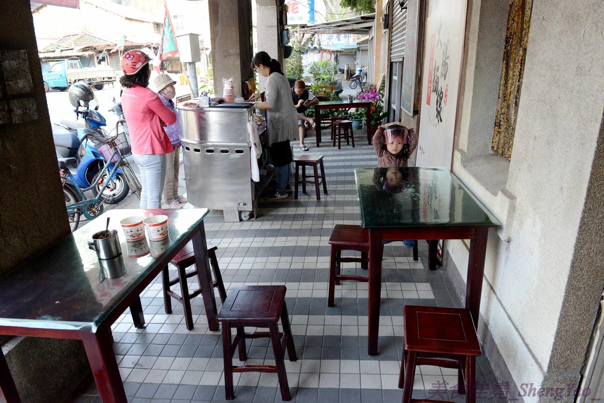 [台中梧棲]梧賀家大腸麵線 – 梧棲老街內新開的大腸麵線,麵線湯頭是用大骨湯頭加上筍絲和蛋花,堅持不加味精,搭配上軟嫩入味的滷大腸和帶有咬勁的肉條,口味上與眾不同。