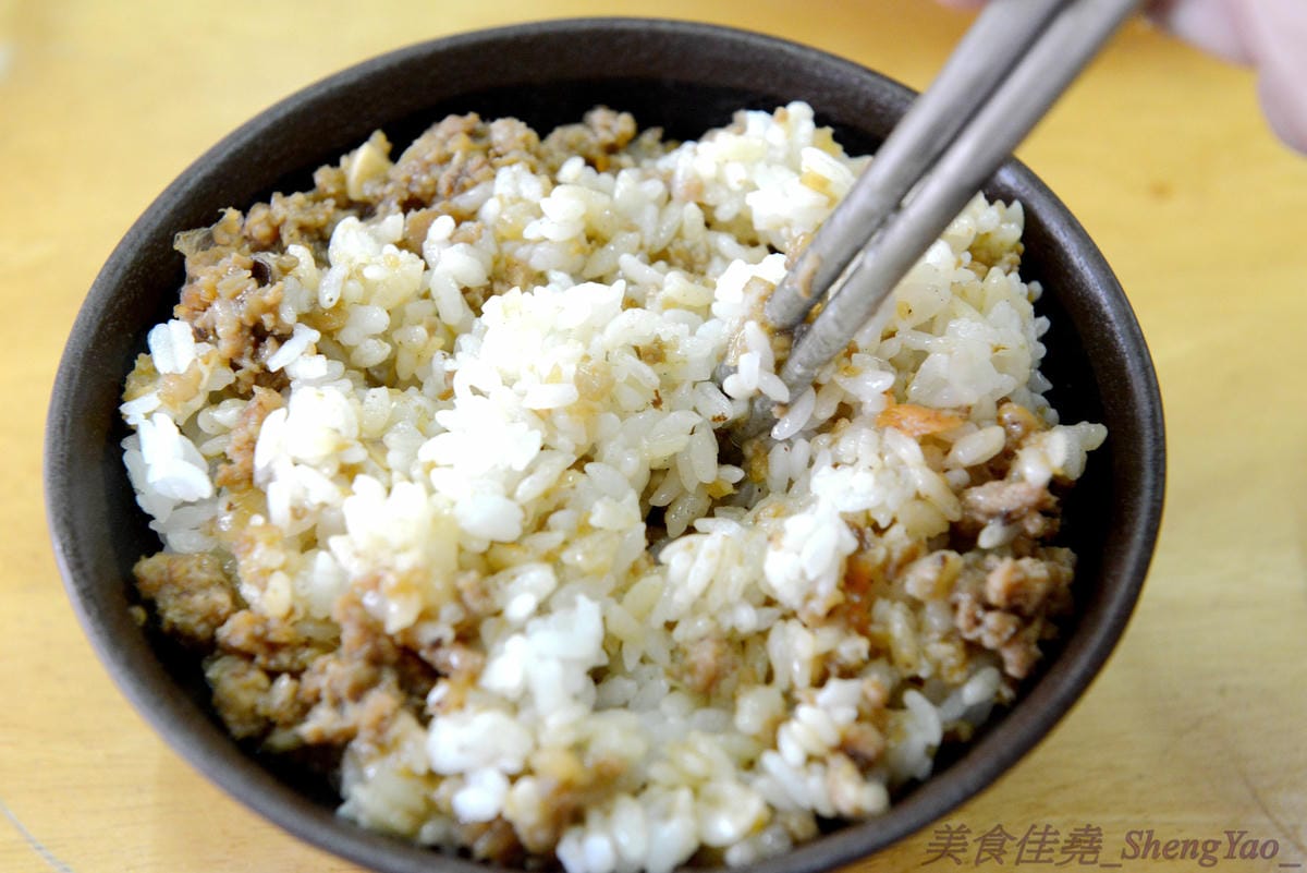 [台中沙鹿]故鄉飯麵現炒小吃 – 老師傅的手路菜餐廳,熱炒菜色豐富,便宜好吃有水準,而且還有賣單人份的,一個人來吃也合適。(遷至清水區臨港路5段72號)