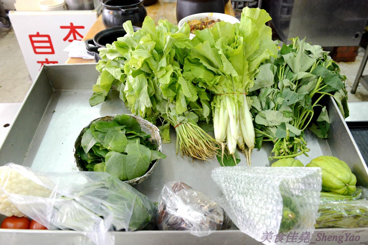 [台中沙鹿]故鄉飯麵現炒小吃 – 老師傅的手路菜餐廳,熱炒菜色豐富,便宜好吃有水準,而且還有賣單人份的,一個人來吃也合適。(遷至清水區臨港路5段72號)