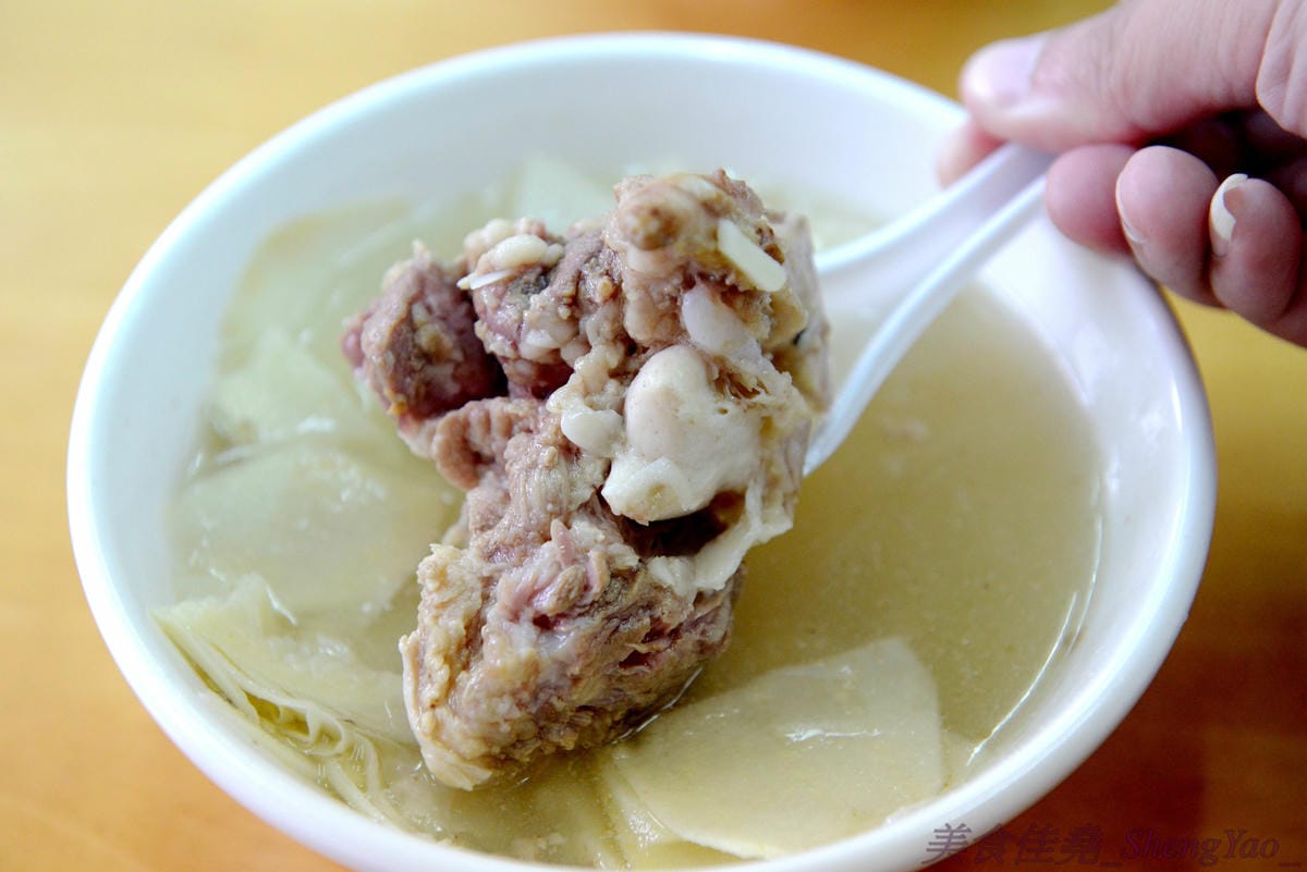 [台中沙鹿]故鄉飯麵現炒小吃 – 老師傅的手路菜餐廳,熱炒菜色豐富,便宜好吃有水準,而且還有賣單人份的,一個人來吃也合適。(遷至清水區臨港路5段72號)