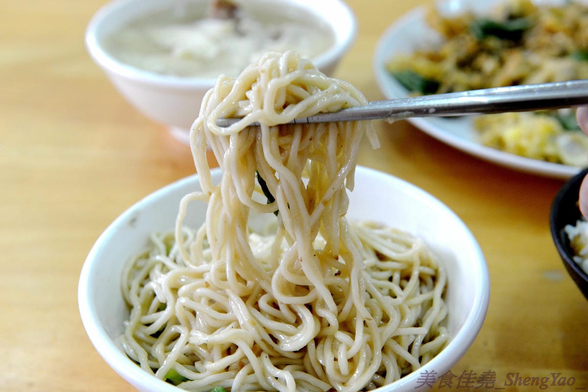 [台中沙鹿]故鄉飯麵現炒小吃 – 老師傅的手路菜餐廳,熱炒菜色豐富,便宜好吃有水準,而且還有賣單人份的,一個人來吃也合適。(遷至清水區臨港路5段72號)