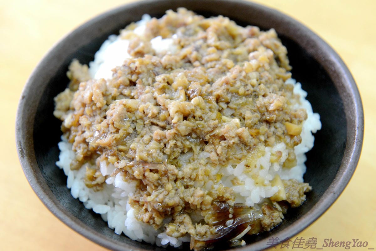 [台中沙鹿]故鄉飯麵現炒小吃 – 老師傅的手路菜餐廳,熱炒菜色豐富,便宜好吃有水準,而且還有賣單人份的,一個人來吃也合適。(遷至清水區臨港路5段72號)