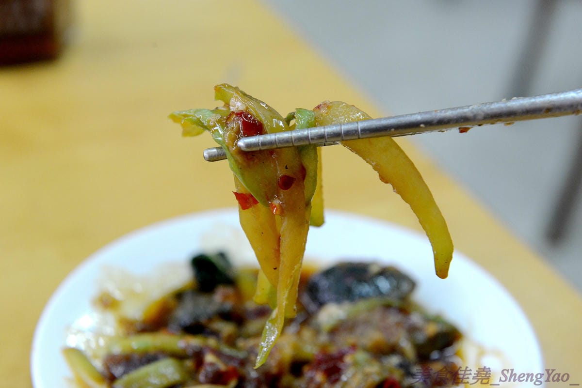 [台中沙鹿]故鄉飯麵現炒小吃 – 老師傅的手路菜餐廳,熱炒菜色豐富,便宜好吃有水準,而且還有賣單人份的,一個人來吃也合適。(遷至清水區臨港路5段72號)