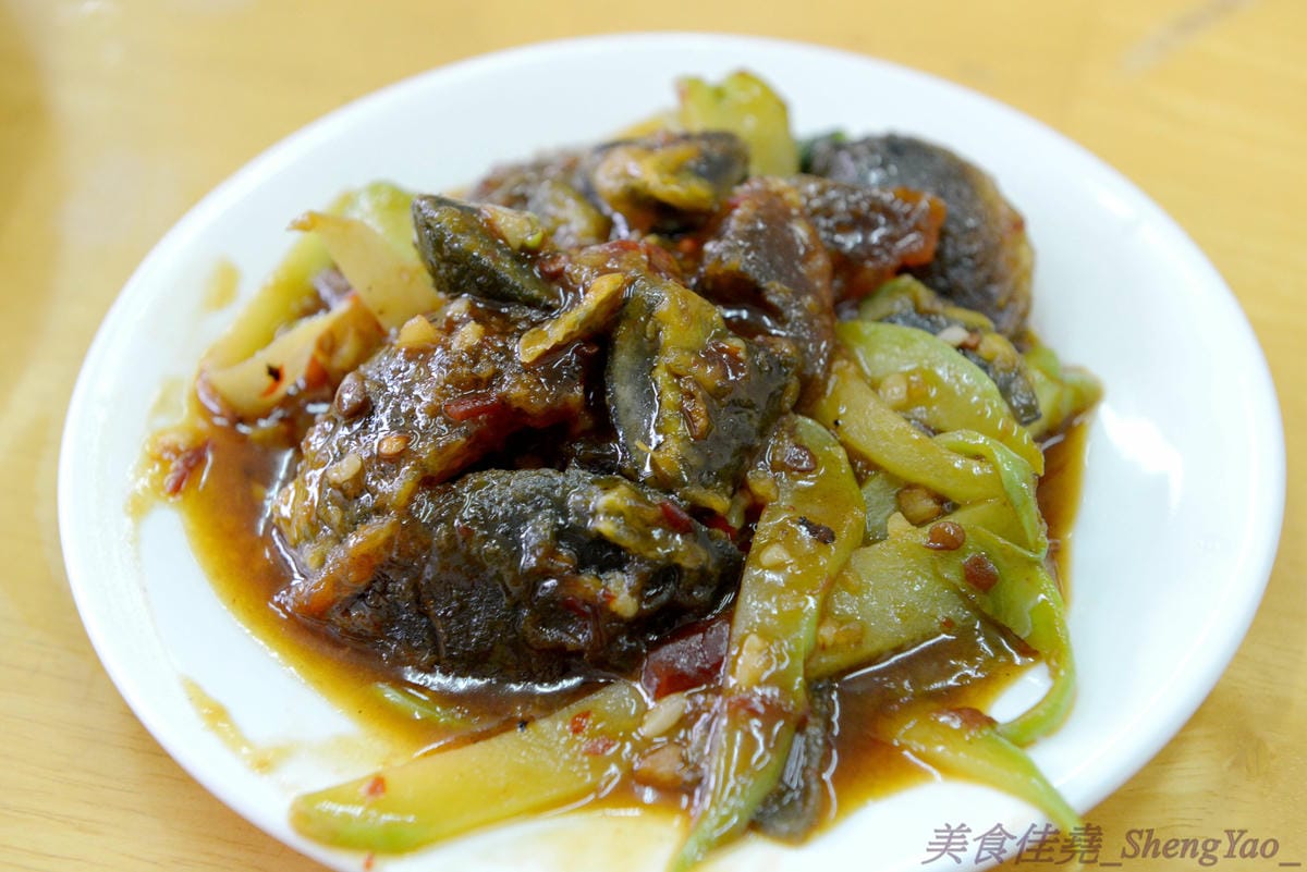 [台中沙鹿]故鄉飯麵現炒小吃 – 老師傅的手路菜餐廳,熱炒菜色豐富,便宜好吃有水準,而且還有賣單人份的,一個人來吃也合適。(遷至清水區臨港路5段72號)