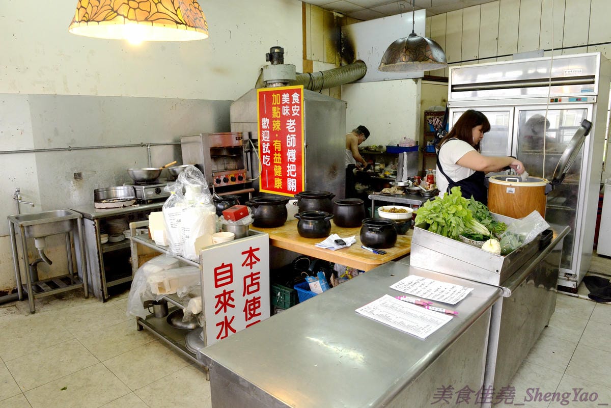 [台中沙鹿]故鄉飯麵現炒小吃 – 老師傅的手路菜餐廳,熱炒菜色豐富,便宜好吃有水準,而且還有賣單人份的,一個人來吃也合適。(遷至清水區臨港路5段72號)