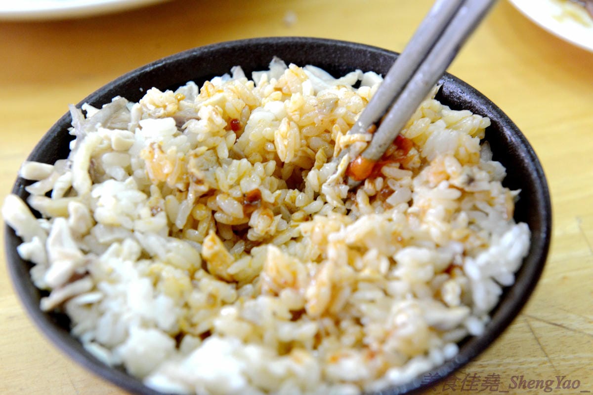 [台中沙鹿]故鄉飯麵現炒小吃 – 老師傅的手路菜餐廳,熱炒菜色豐富,便宜好吃有水準,而且還有賣單人份的,一個人來吃也合適。(遷至清水區臨港路5段72號)