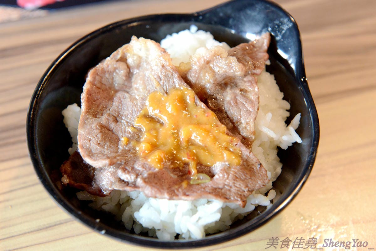 [台中梧棲]57夯肉 – 梧棲第一家燒肉火鍋吃到飽餐廳,食材幾乎都很新鮮,肉類和海鮮品質還算不錯,平價收費,烤完身上無油煙味,5/14-5/27試營運期間免收一成服務費。
