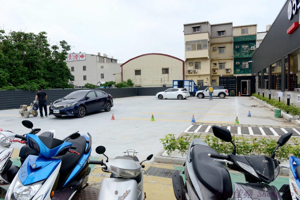 [台中梧棲]57夯肉 – 梧棲第一家燒肉火鍋吃到飽餐廳,食材幾乎都很新鮮,肉類和海鮮品質還算不錯,平價收費,烤完身上無油煙味,5/14-5/27試營運期間免收一成服務費。
