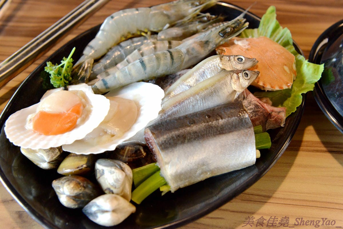 [台中梧棲]57夯肉 – 梧棲第一家燒肉火鍋吃到飽餐廳,食材幾乎都很新鮮,肉類和海鮮品質還算不錯,平價收費,烤完身上無油煙味,5/14-5/27試營運期間免收一成服務費。