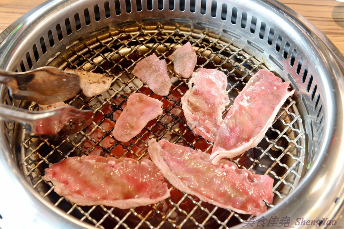 [台中梧棲]57夯肉 – 梧棲第一家燒肉火鍋吃到飽餐廳,食材幾乎都很新鮮,肉類和海鮮品質還算不錯,平價收費,烤完身上無油煙味,5/14-5/27試營運期間免收一成服務費。