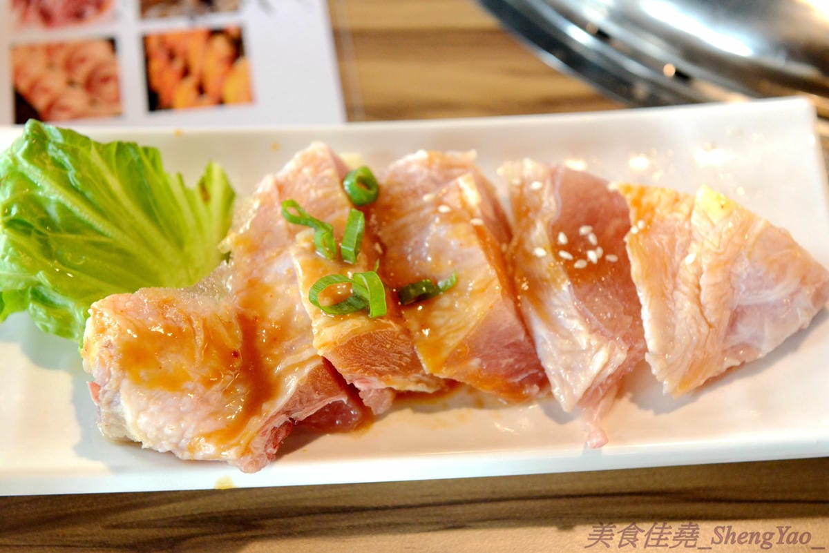 [台中梧棲]57夯肉 – 梧棲第一家燒肉火鍋吃到飽餐廳,食材幾乎都很新鮮,肉類和海鮮品質還算不錯,平價收費,烤完身上無油煙味,5/14-5/27試營運期間免收一成服務費。