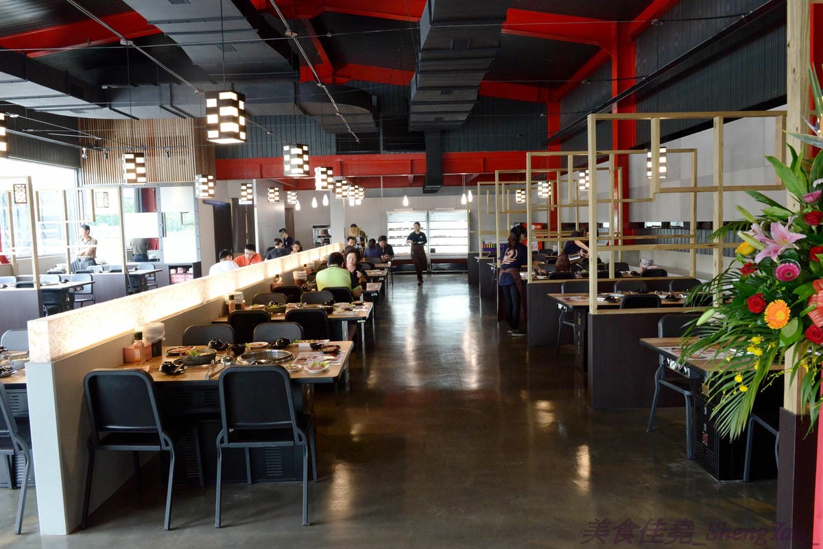 [台中梧棲]57夯肉 – 梧棲第一家燒肉火鍋吃到飽餐廳,食材幾乎都很新鮮,肉類和海鮮品質還算不錯,平價收費,烤完身上無油煙味,5/14-5/27試營運期間免收一成服務費。