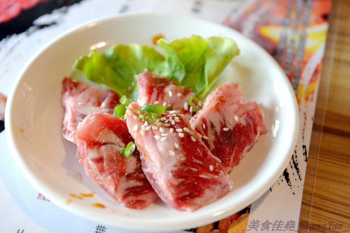 [台中梧棲]57夯肉 – 梧棲第一家燒肉火鍋吃到飽餐廳,食材幾乎都很新鮮,肉類和海鮮品質還算不錯,平價收費,烤完身上無油煙味,5/14-5/27試營運期間免收一成服務費。