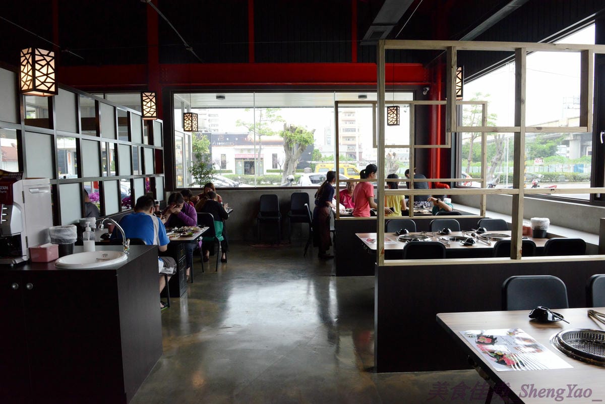 [台中梧棲]57夯肉 – 梧棲第一家燒肉火鍋吃到飽餐廳,食材幾乎都很新鮮,肉類和海鮮品質還算不錯,平價收費,烤完身上無油煙味,5/14-5/27試營運期間免收一成服務費。