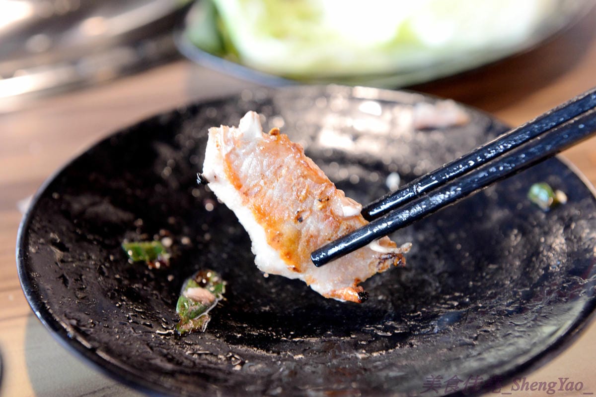 [台中梧棲]57夯肉 – 梧棲第一家燒肉火鍋吃到飽餐廳,食材幾乎都很新鮮,肉類和海鮮品質還算不錯,平價收費,烤完身上無油煙味,5/14-5/27試營運期間免收一成服務費。