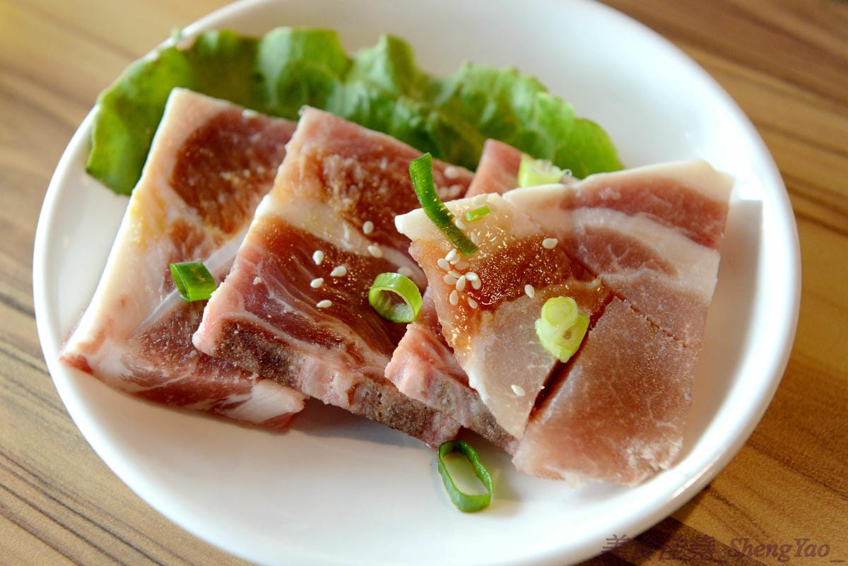 [台中梧棲]57夯肉 – 梧棲第一家燒肉火鍋吃到飽餐廳,食材幾乎都很新鮮,肉類和海鮮品質還算不錯,平價收費,烤完身上無油煙味,5/14-5/27試營運期間免收一成服務費。