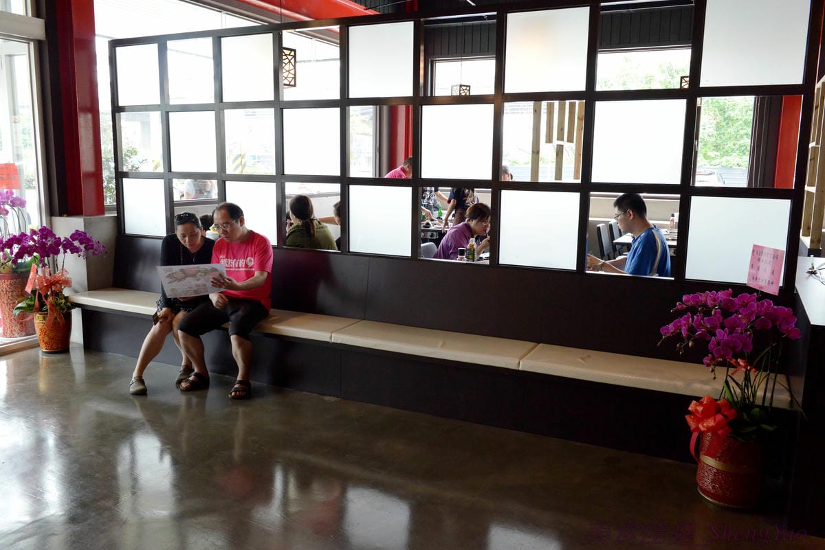 [台中梧棲]57夯肉 – 梧棲第一家燒肉火鍋吃到飽餐廳,食材幾乎都很新鮮,肉類和海鮮品質還算不錯,平價收費,烤完身上無油煙味,5/14-5/27試營運期間免收一成服務費。