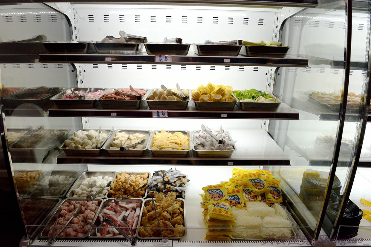 [台中梧棲]57夯肉 – 梧棲第一家燒肉火鍋吃到飽餐廳,食材幾乎都很新鮮,肉類和海鮮品質還算不錯,平價收費,烤完身上無油煙味,5/14-5/27試營運期間免收一成服務費。