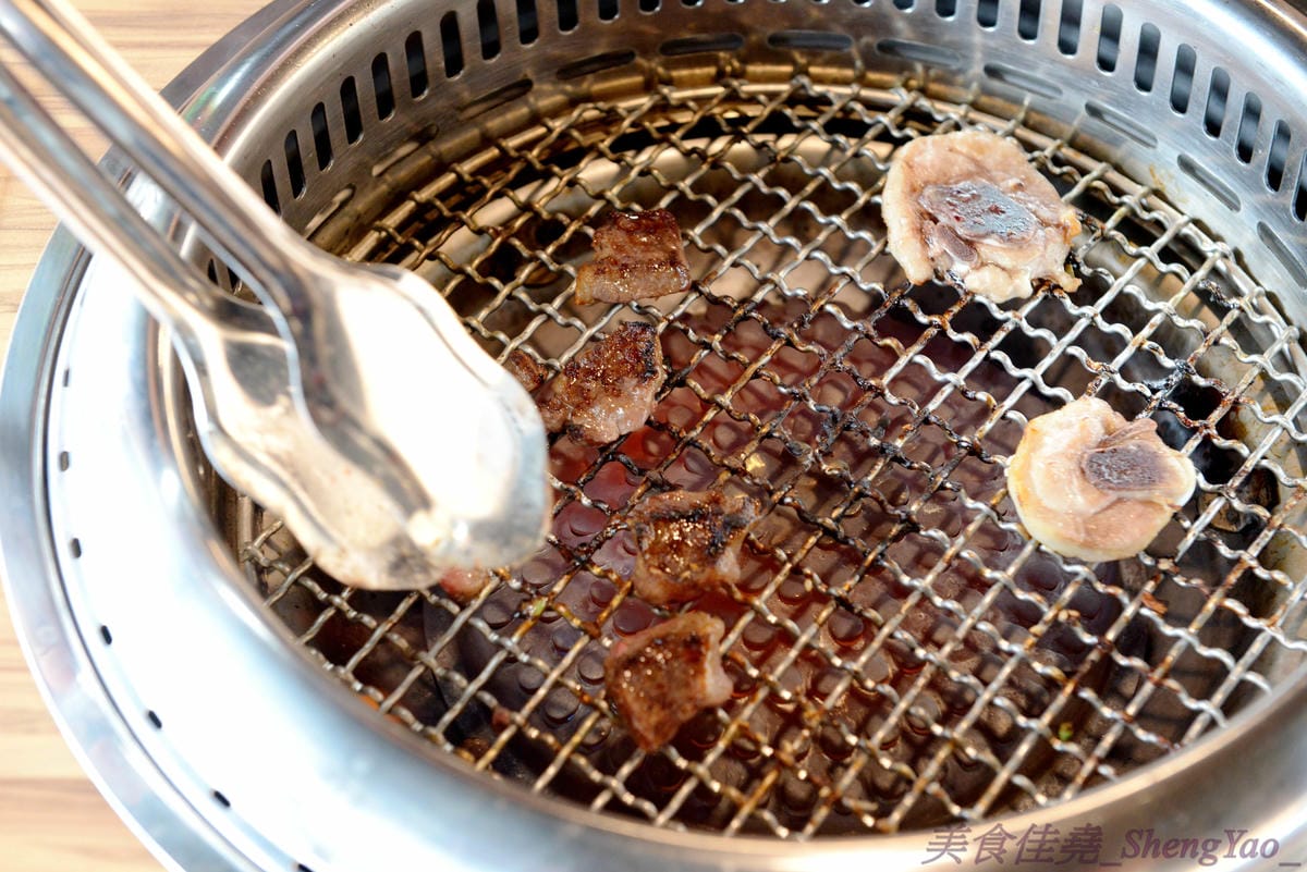 [台中梧棲]57夯肉 – 梧棲第一家燒肉火鍋吃到飽餐廳,食材幾乎都很新鮮,肉類和海鮮品質還算不錯,平價收費,烤完身上無油煙味,5/14-5/27試營運期間免收一成服務費。