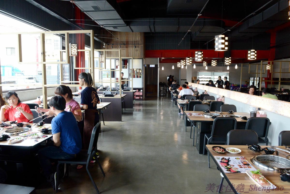 [台中梧棲]57夯肉 – 梧棲第一家燒肉火鍋吃到飽餐廳,食材幾乎都很新鮮,肉類和海鮮品質還算不錯,平價收費,烤完身上無油煙味,5/14-5/27試營運期間免收一成服務費。