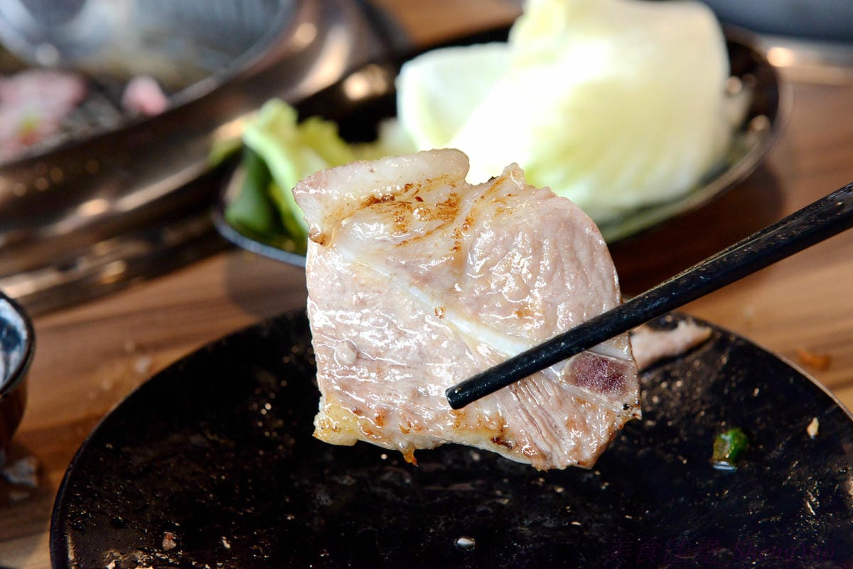 [台中梧棲]57夯肉 – 梧棲第一家燒肉火鍋吃到飽餐廳,食材幾乎都很新鮮,肉類和海鮮品質還算不錯,平價收費,烤完身上無油煙味,5/14-5/27試營運期間免收一成服務費。