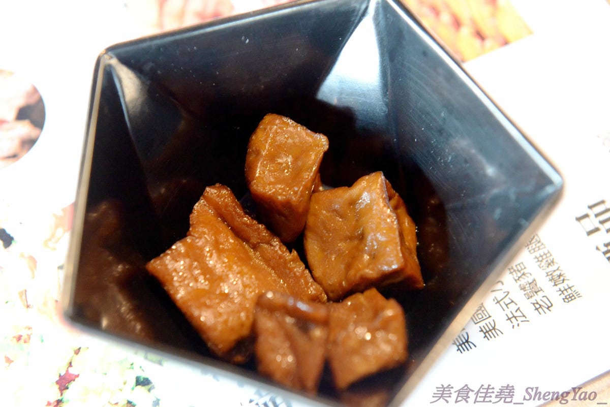 [台中梧棲]57夯肉 – 梧棲第一家燒肉火鍋吃到飽餐廳,食材幾乎都很新鮮,肉類和海鮮品質還算不錯,平價收費,烤完身上無油煙味,5/14-5/27試營運期間免收一成服務費。