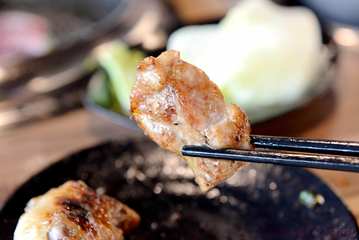 [台中梧棲]57夯肉 – 梧棲第一家燒肉火鍋吃到飽餐廳,食材幾乎都很新鮮,肉類和海鮮品質還算不錯,平價收費,烤完身上無油煙味,5/14-5/27試營運期間免收一成服務費。