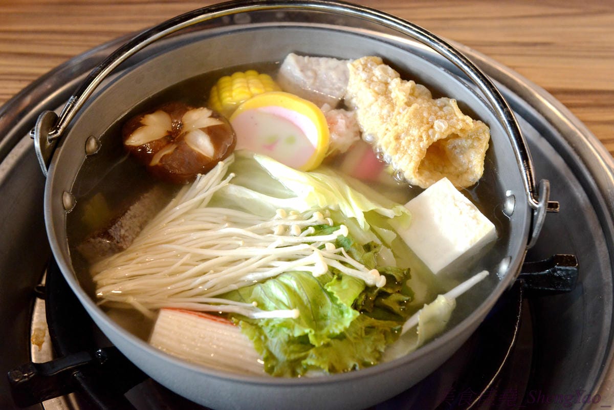 [台中梧棲]57夯肉 – 梧棲第一家燒肉火鍋吃到飽餐廳,食材幾乎都很新鮮,肉類和海鮮品質還算不錯,平價收費,烤完身上無油煙味,5/14-5/27試營運期間免收一成服務費。