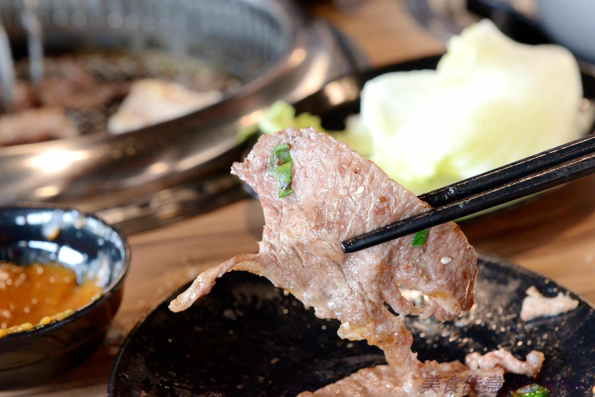 [台中梧棲]57夯肉 – 梧棲第一家燒肉火鍋吃到飽餐廳,食材幾乎都很新鮮,肉類和海鮮品質還算不錯,平價收費,烤完身上無油煙味,5/14-5/27試營運期間免收一成服務費。