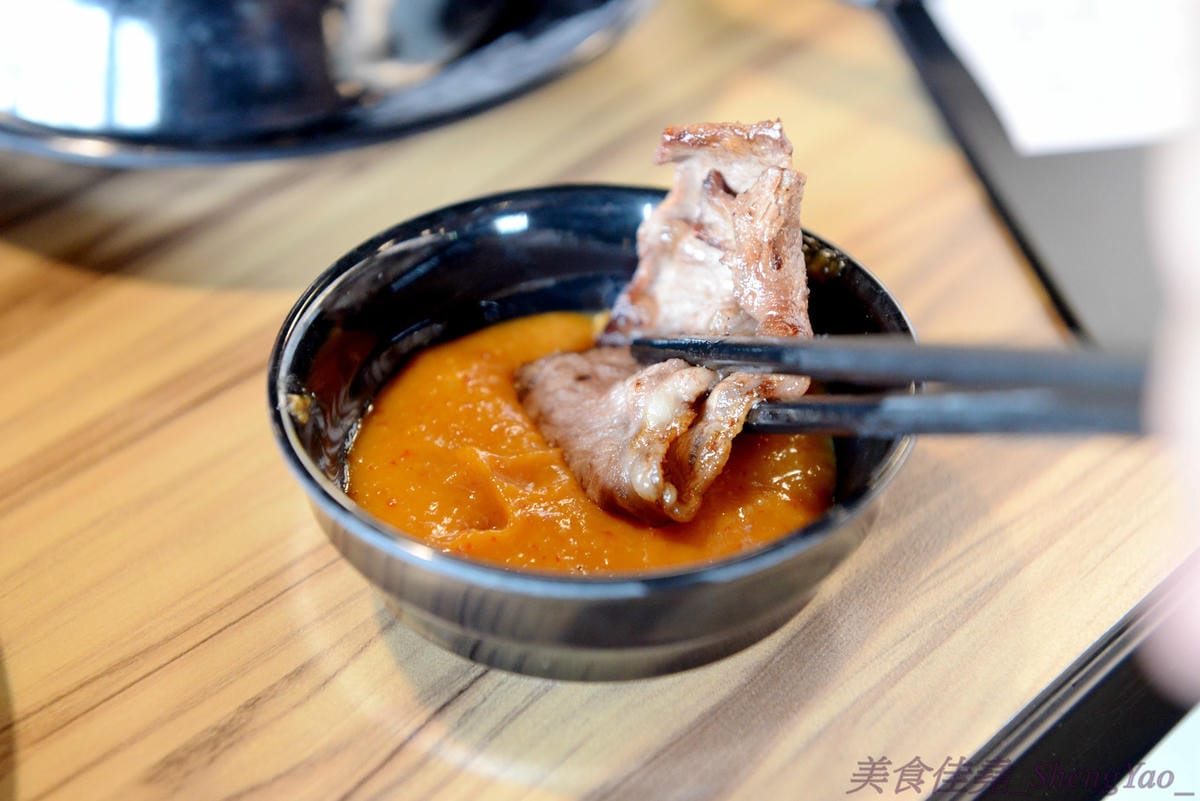 [台中梧棲]57夯肉 – 梧棲第一家燒肉火鍋吃到飽餐廳,食材幾乎都很新鮮,肉類和海鮮品質還算不錯,平價收費,烤完身上無油煙味,5/14-5/27試營運期間免收一成服務費。