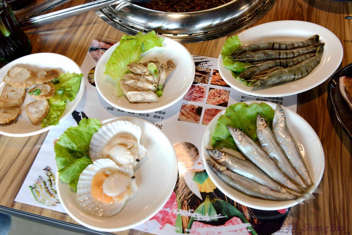 [台中梧棲]57夯肉 – 梧棲第一家燒肉火鍋吃到飽餐廳,食材幾乎都很新鮮,肉類和海鮮品質還算不錯,平價收費,烤完身上無油煙味,5/14-5/27試營運期間免收一成服務費。