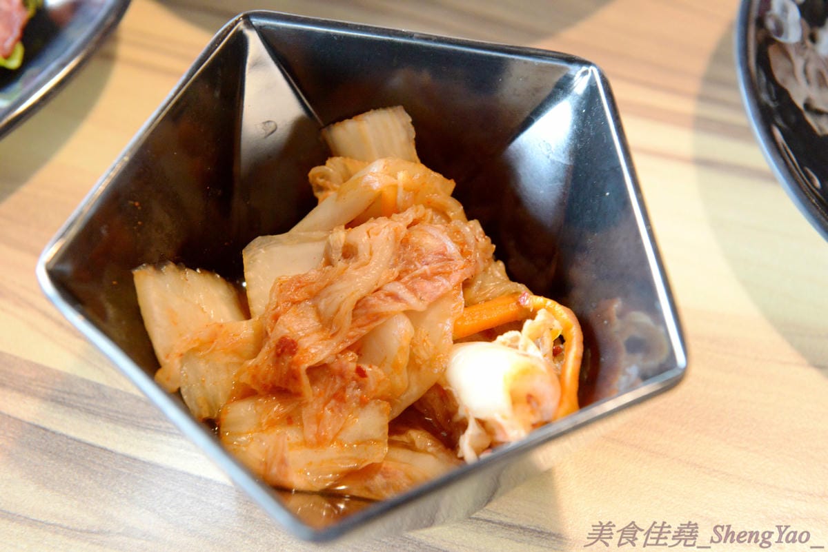 [台中梧棲]57夯肉 – 梧棲第一家燒肉火鍋吃到飽餐廳,食材幾乎都很新鮮,肉類和海鮮品質還算不錯,平價收費,烤完身上無油煙味,5/14-5/27試營運期間免收一成服務費。