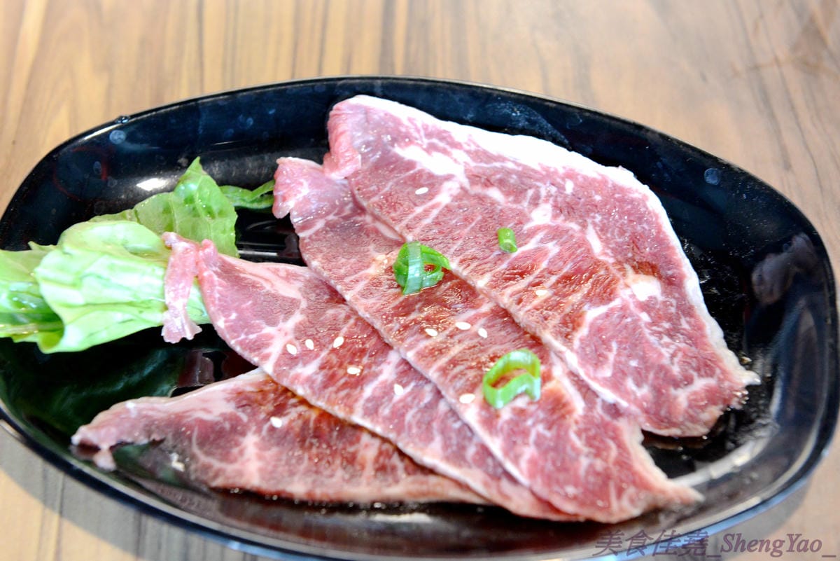 [台中梧棲]57夯肉 – 梧棲第一家燒肉火鍋吃到飽餐廳,食材幾乎都很新鮮,肉類和海鮮品質還算不錯,平價收費,烤完身上無油煙味,5/14-5/27試營運期間免收一成服務費。