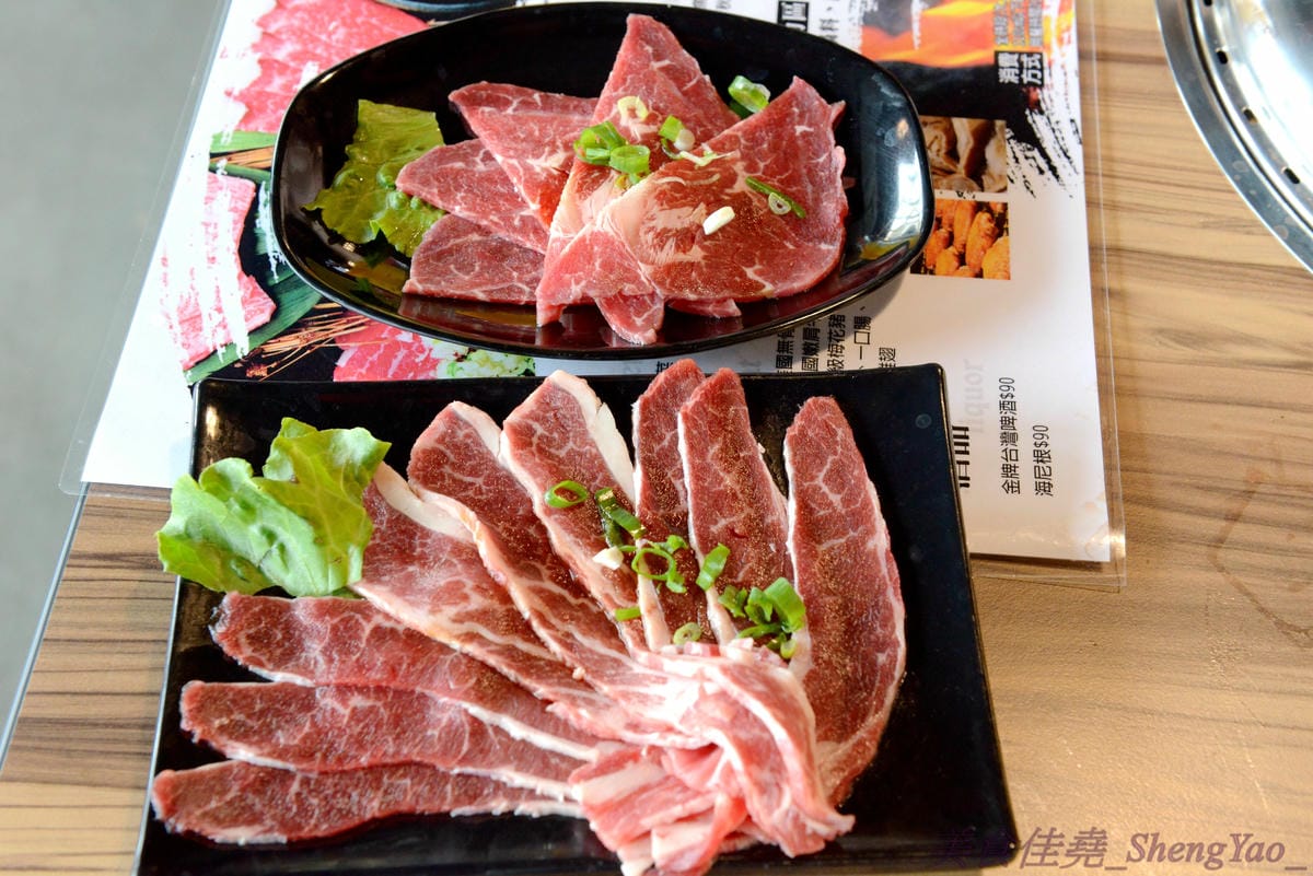 [台中梧棲]57夯肉 – 梧棲第一家燒肉火鍋吃到飽餐廳,食材幾乎都很新鮮,肉類和海鮮品質還算不錯,平價收費,烤完身上無油煙味,5/14-5/27試營運期間免收一成服務費。