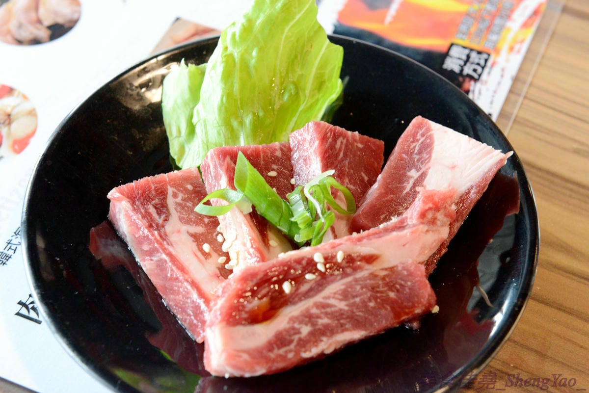 [台中梧棲]57夯肉 – 梧棲第一家燒肉火鍋吃到飽餐廳,食材幾乎都很新鮮,肉類和海鮮品質還算不錯,平價收費,烤完身上無油煙味,5/14-5/27試營運期間免收一成服務費。