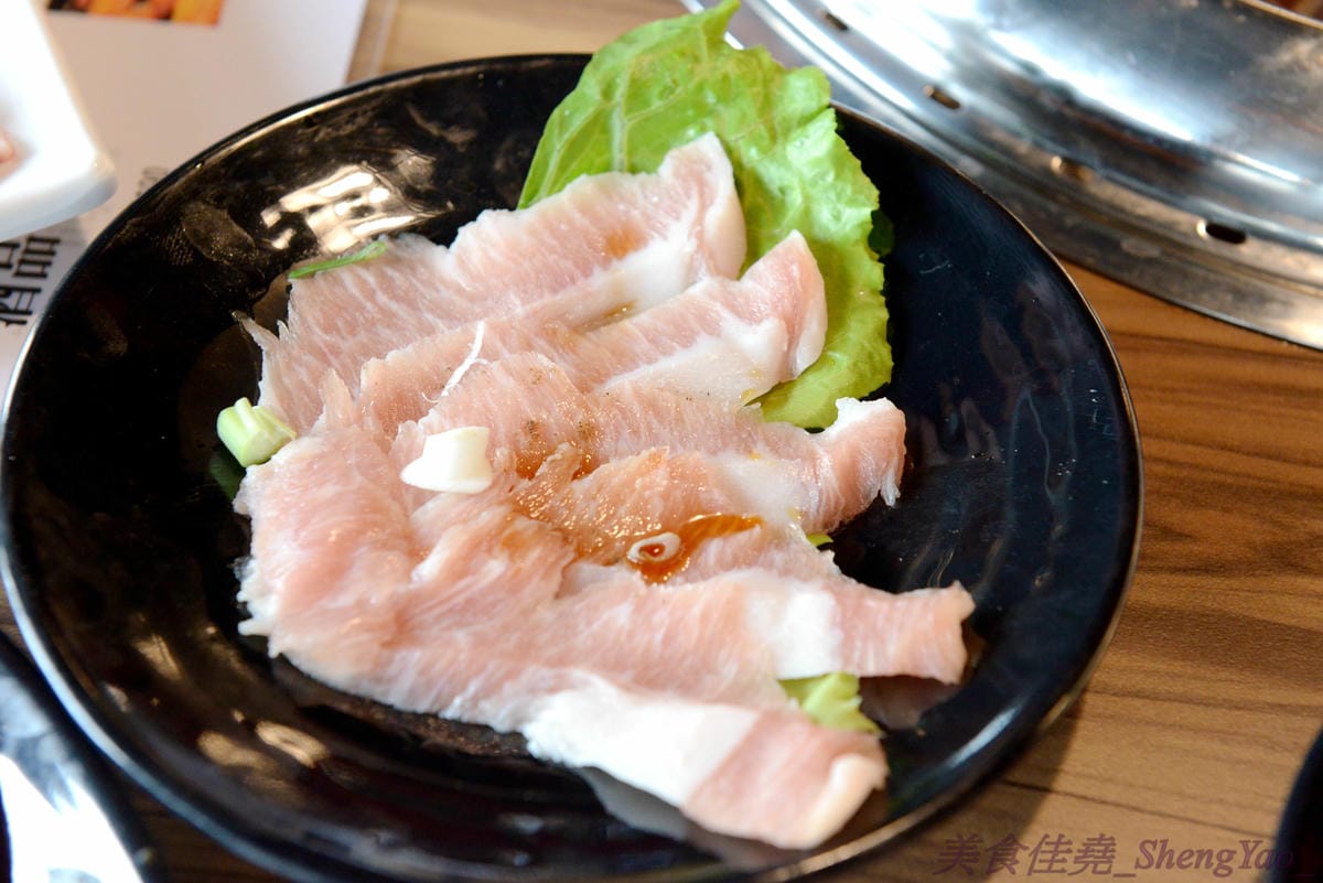 [台中梧棲]57夯肉 – 梧棲第一家燒肉火鍋吃到飽餐廳,食材幾乎都很新鮮,肉類和海鮮品質還算不錯,平價收費,烤完身上無油煙味,5/14-5/27試營運期間免收一成服務費。