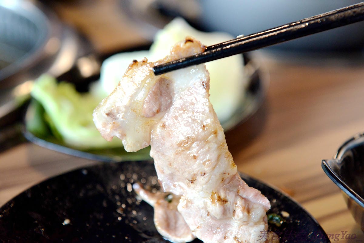 [台中梧棲]57夯肉 – 梧棲第一家燒肉火鍋吃到飽餐廳,食材幾乎都很新鮮,肉類和海鮮品質還算不錯,平價收費,烤完身上無油煙味,5/14-5/27試營運期間免收一成服務費。
