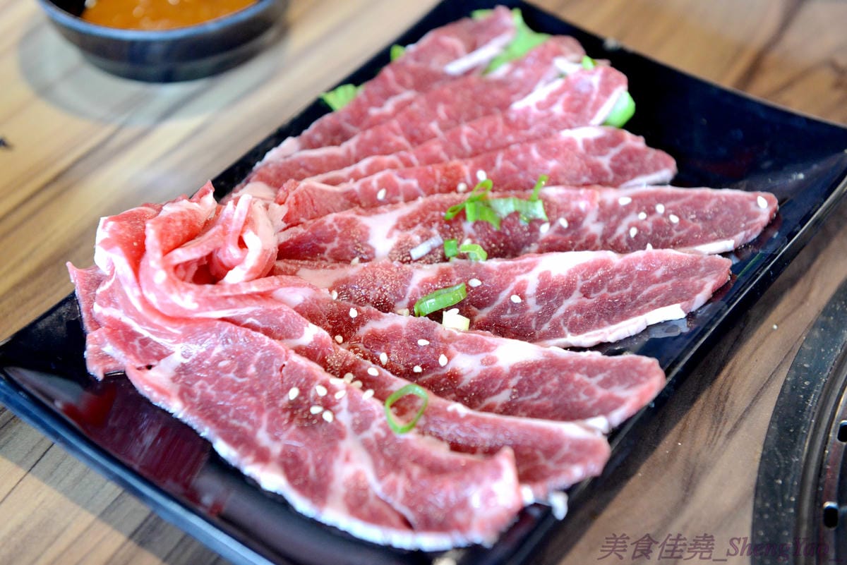 [台中梧棲]57夯肉 – 梧棲第一家燒肉火鍋吃到飽餐廳,食材幾乎都很新鮮,肉類和海鮮品質還算不錯,平價收費,烤完身上無油煙味,5/14-5/27試營運期間免收一成服務費。