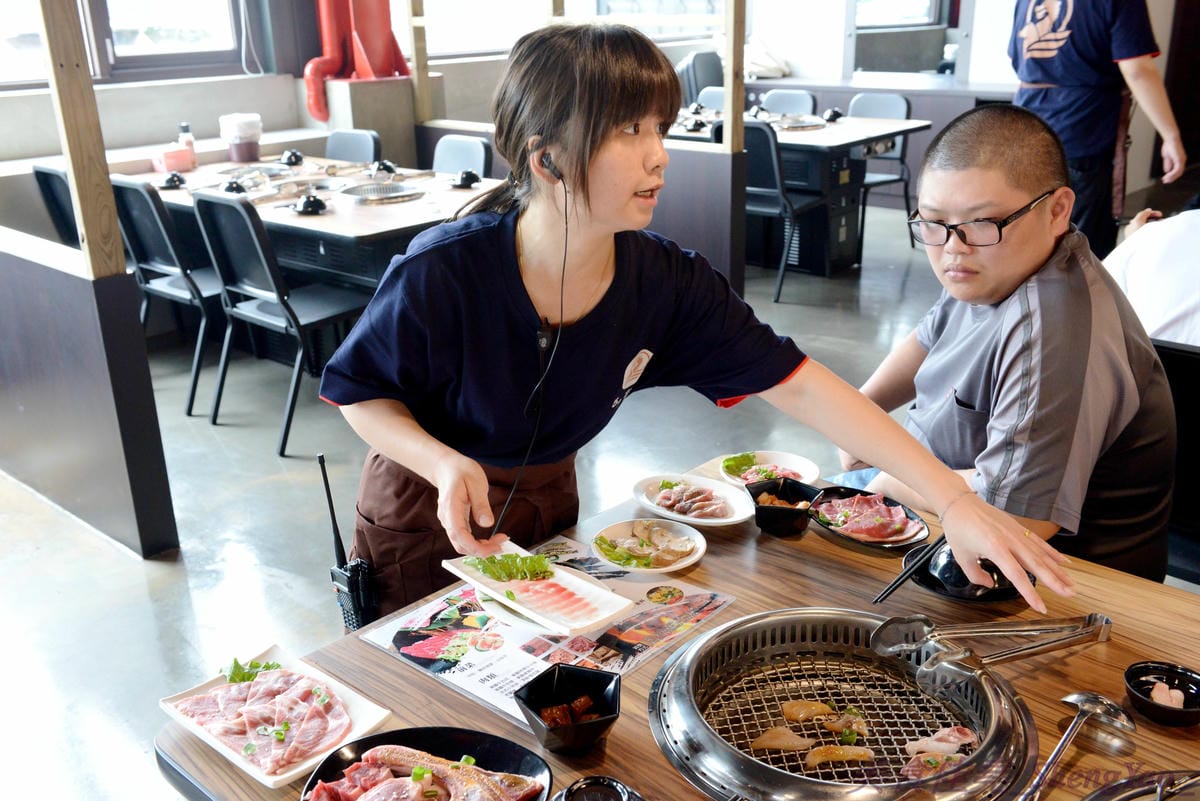 [台中梧棲]57夯肉 – 梧棲第一家燒肉火鍋吃到飽餐廳,食材幾乎都很新鮮,肉類和海鮮品質還算不錯,平價收費,烤完身上無油煙味,5/14-5/27試營運期間免收一成服務費。
