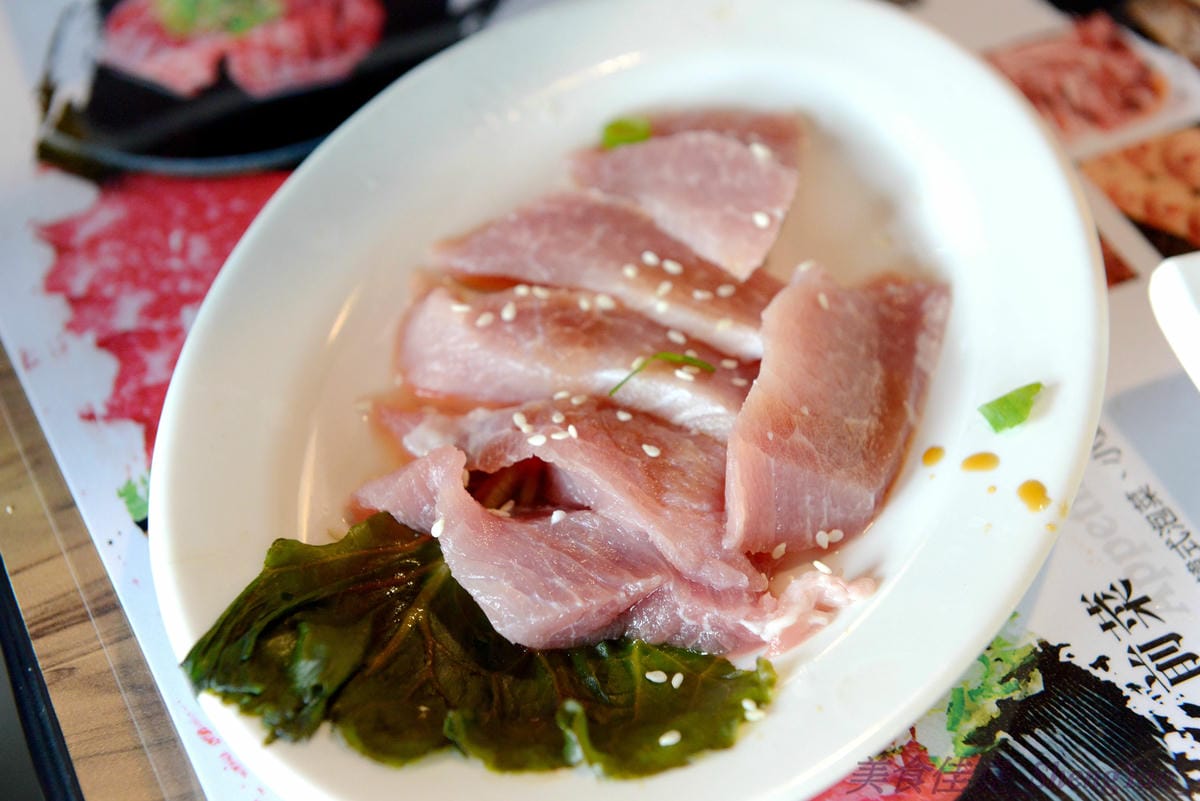 [台中梧棲]57夯肉 – 梧棲第一家燒肉火鍋吃到飽餐廳,食材幾乎都很新鮮,肉類和海鮮品質還算不錯,平價收費,烤完身上無油煙味,5/14-5/27試營運期間免收一成服務費。