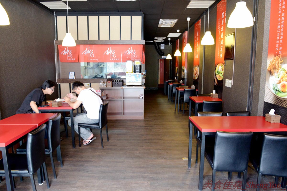 [台中沙鹿]神泉創意麵食 – 沙鹿新開的拉麵丼飯咖哩專賣店,餐點選擇多樣化,炸物類還不錯,價格不貴,目前點兩份特定系列套餐就送日式黃金豬排一份。(已歇業)