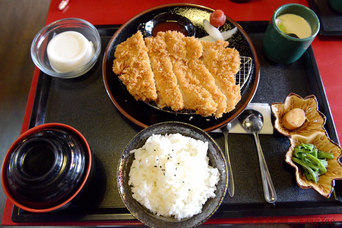 [台中沙鹿]神泉創意麵食 – 沙鹿新開的拉麵丼飯咖哩專賣店,餐點選擇多樣化,炸物類還不錯,價格不貴,目前點兩份特定系列套餐就送日式黃金豬排一份。(已歇業)