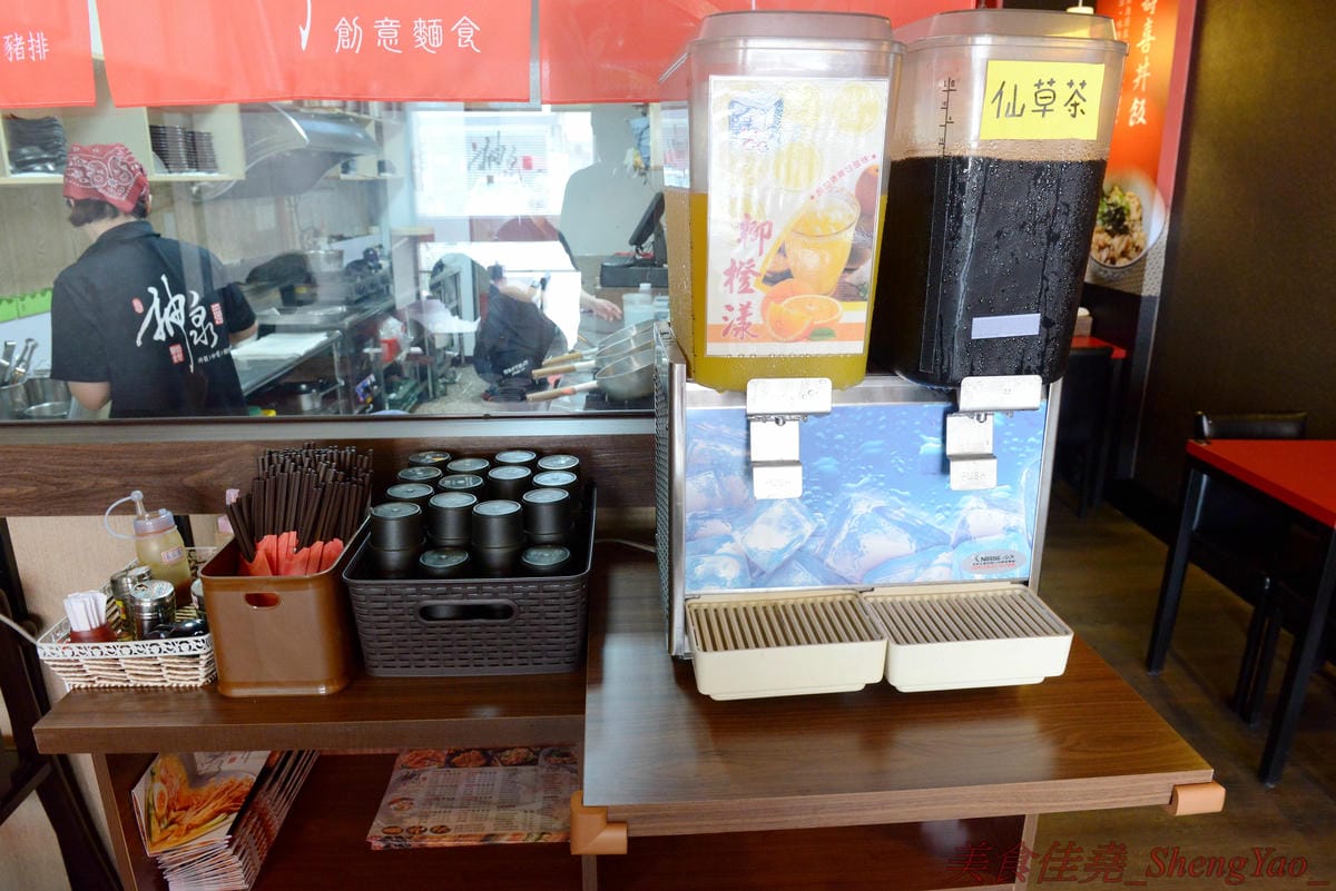 [台中沙鹿]神泉創意麵食 – 沙鹿新開的拉麵丼飯咖哩專賣店,餐點選擇多樣化,炸物類還不錯,價格不貴,目前點兩份特定系列套餐就送日式黃金豬排一份。(已歇業)