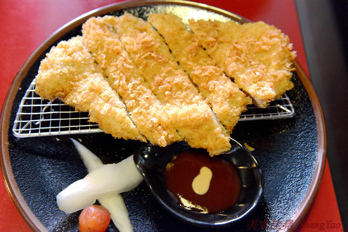 [台中沙鹿]神泉創意麵食 – 沙鹿新開的拉麵丼飯咖哩專賣店,餐點選擇多樣化,炸物類還不錯,價格不貴,目前點兩份特定系列套餐就送日式黃金豬排一份。(已歇業)