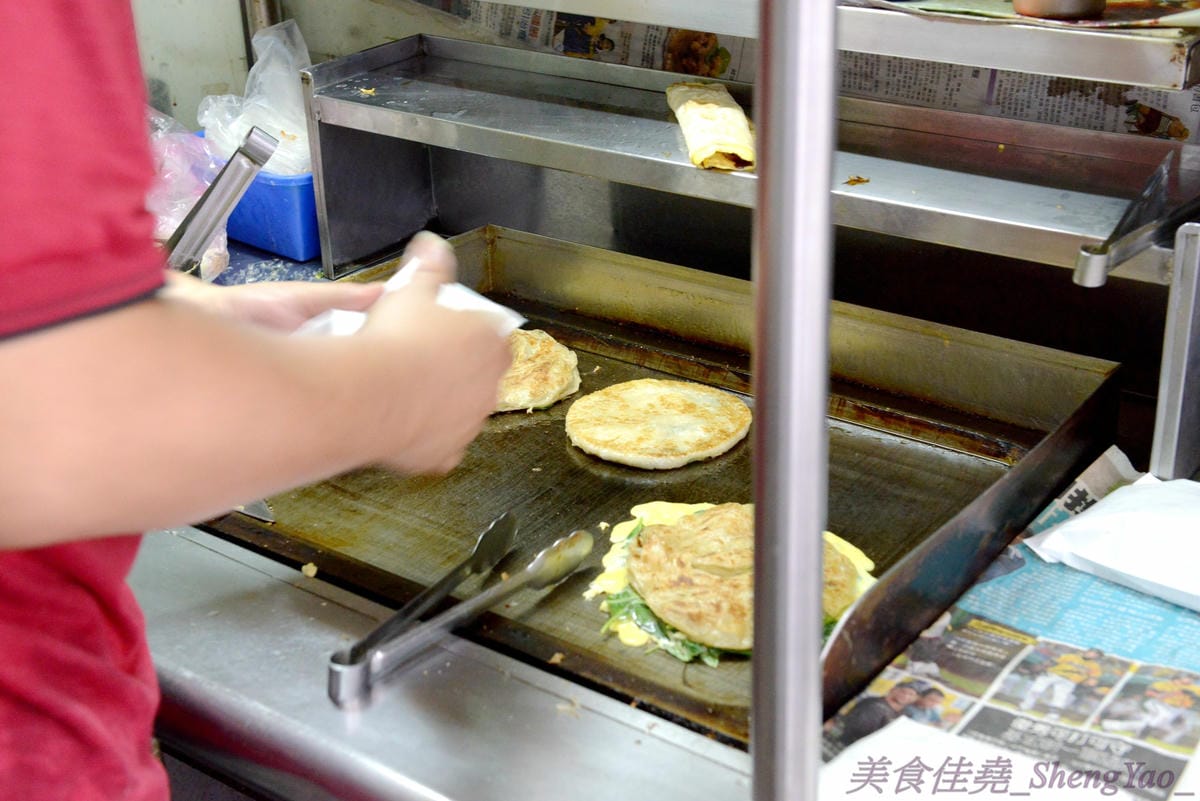 [台中清水]通霄客家煎包 – 苗栗通霄有名的通霄煎包在清水也吃得到,口味道地,加辣更好吃,另外店家的九層塔蔥抓餅也非常推薦。