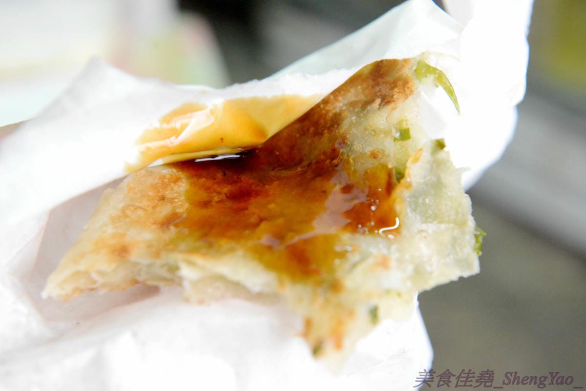 [台中清水]通霄客家煎包 – 苗栗通霄有名的通霄煎包在清水也吃得到,口味道地,加辣更好吃,另外店家的九層塔蔥抓餅也非常推薦。