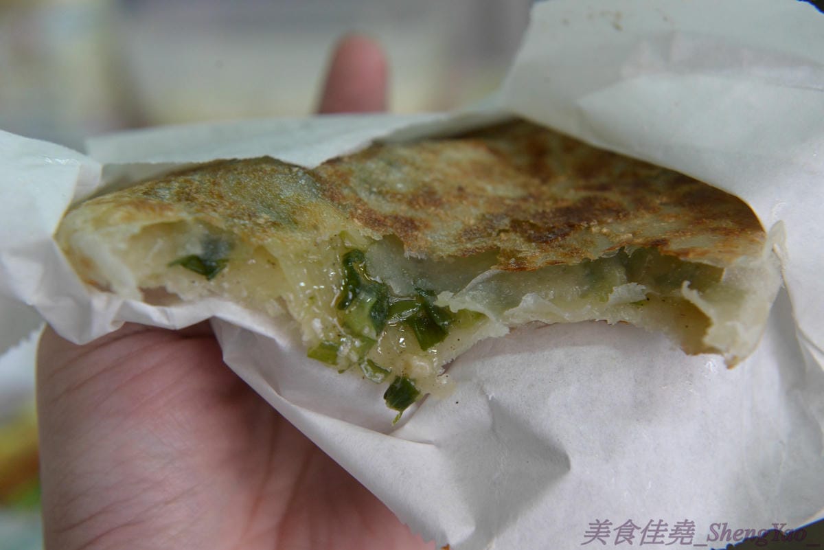 [台中清水]通霄客家煎包 – 苗栗通霄有名的通霄煎包在清水也吃得到,口味道地,加辣更好吃,另外店家的九層塔蔥抓餅也非常推薦。
